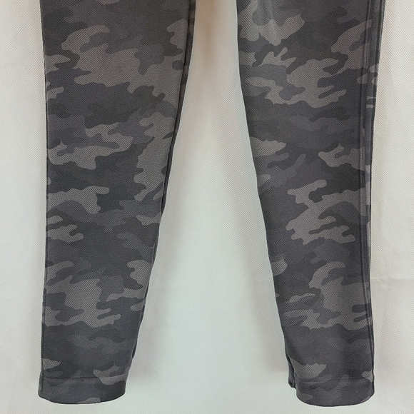 SPANX Cropped Look At Me Now Seamless Leggings Women's (S) Sage Camo - Picture 6 of 8